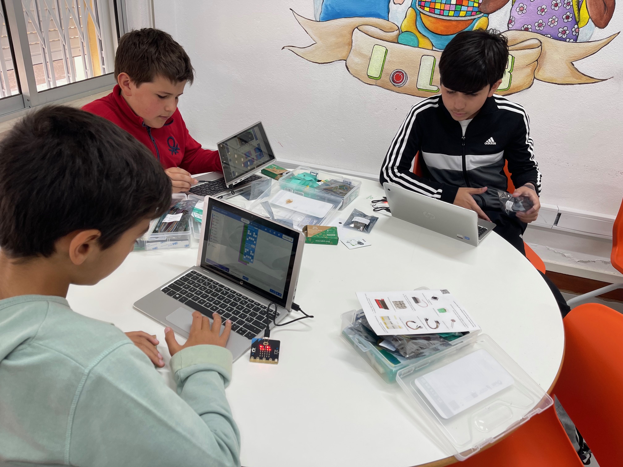 Atividade de programação e eletrónica no Clube de Robótica