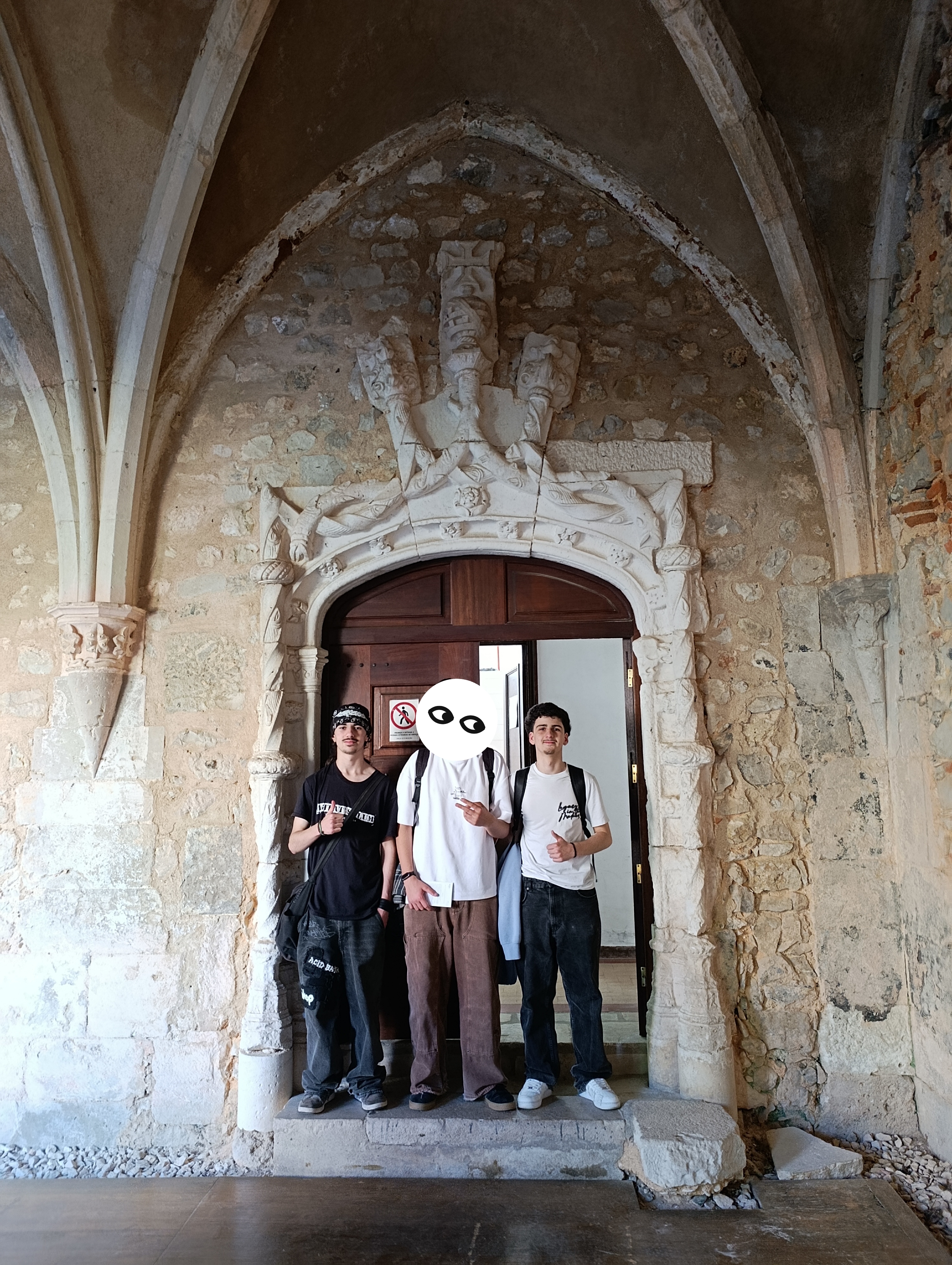 Alunos durante a visita ao Convento de São Francisco, em Santarém
