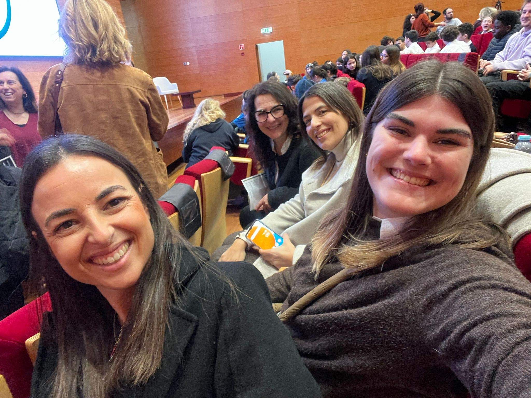 Participantes no auditório durante o concurso Escolas com Voz